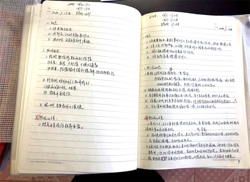 3、梁軼飛從一線回來，記的日志有十幾本.jpg