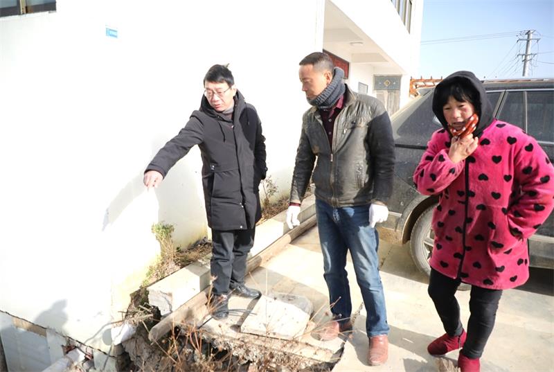 2、梁軼飛（左）在東方埂上指導(dǎo)居民及時護(hù)坡.JPG