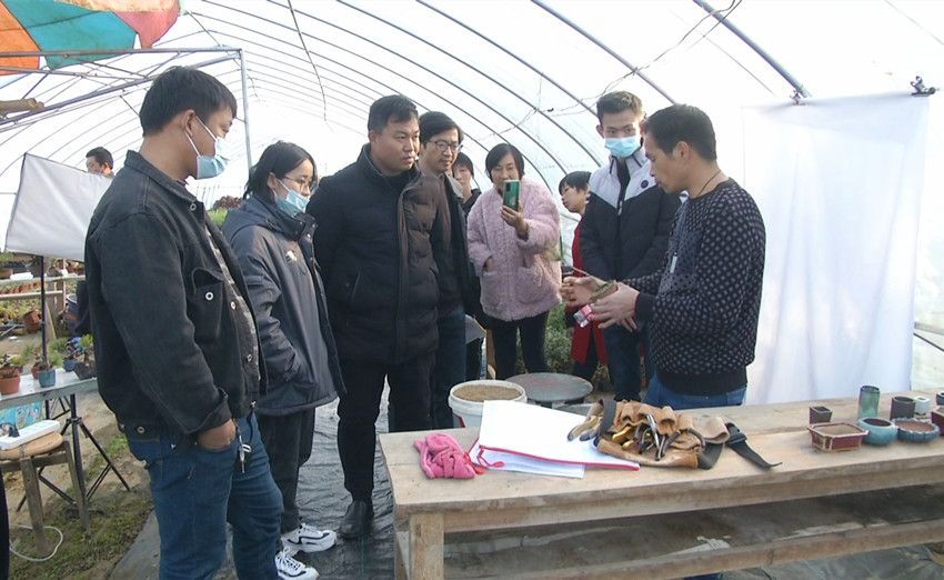 在苗山生態(tài)園 負(fù)責(zé)人向?qū)W員講授種植技巧.jpg