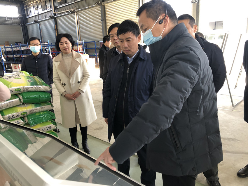 圖為宗義一行在農(nóng)夫商城電商公司調(diào)研現(xiàn)場.jpg