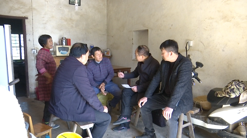 圖為復(fù)東村兩委與村民交流.png