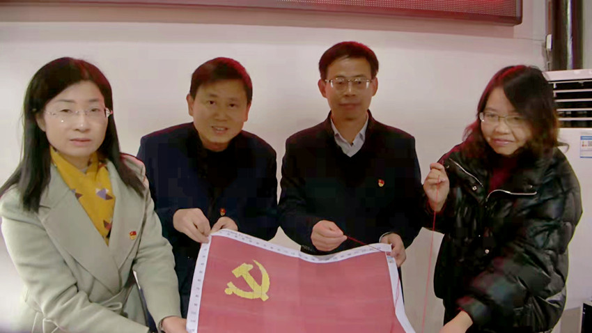 圖為“共繡黨旗”起針儀式現(xiàn)場。 (1).jpg