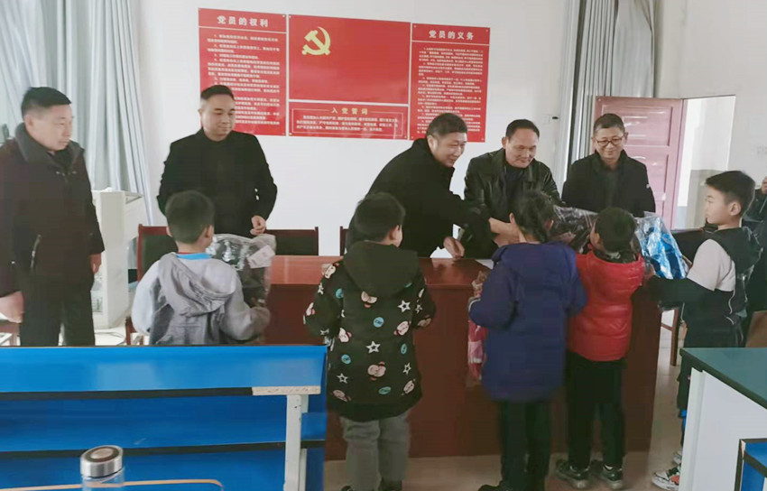 呂亭鎮(zhèn)非公企業(yè)：捐贈(zèng)愛心書包.jpg