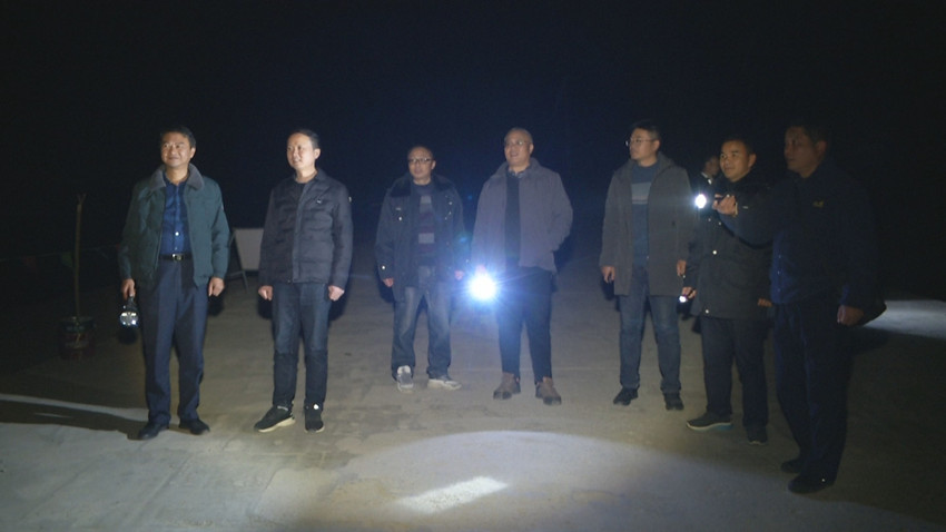 圖為  我市聯(lián)合執(zhí)法隊(duì)夜巡沿江岸線.jpg