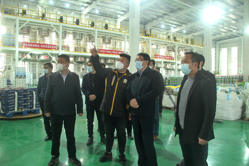 在范崗鎮(zhèn)建秀建材公司調(diào)研.JPG