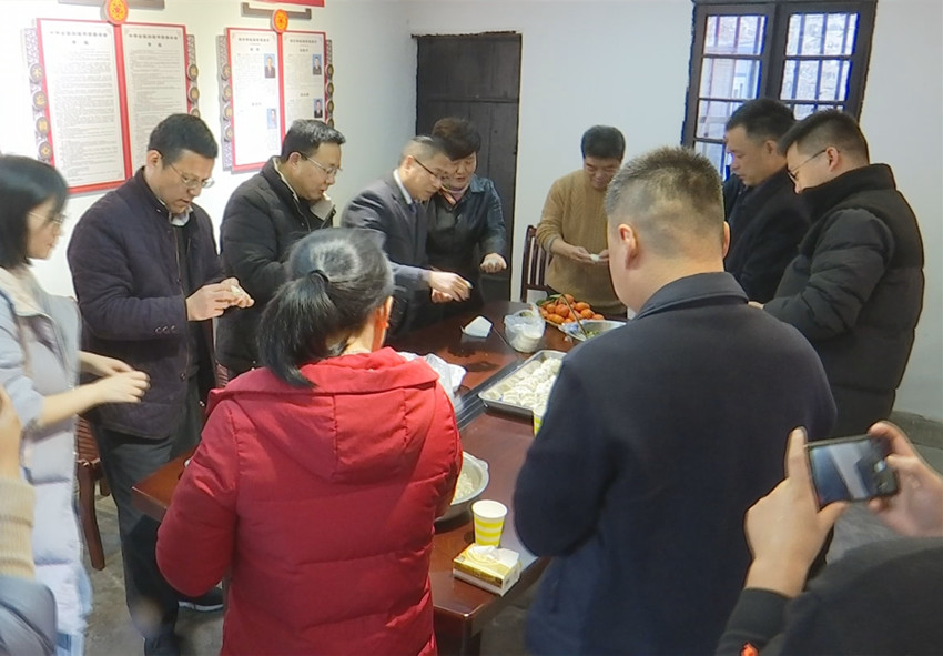僑胞包餃子2.jpg