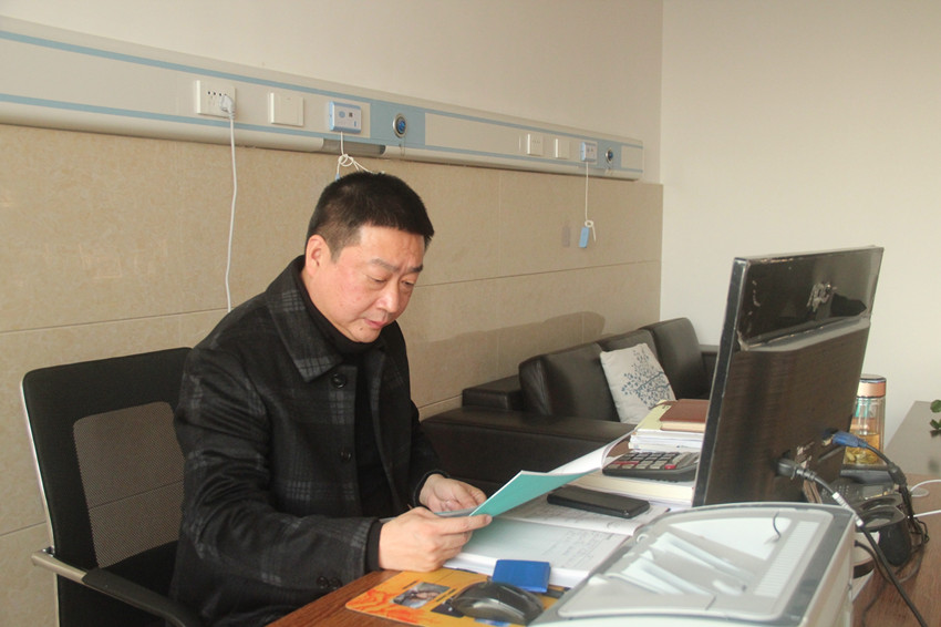 王勇在辦公.JPG