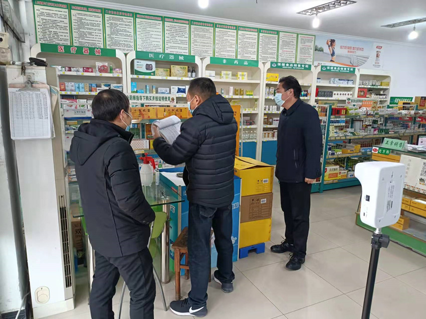 圖為執(zhí)法人員開展藥店檢查工作.jpg