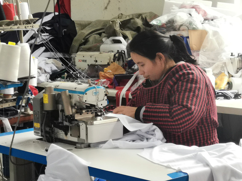 圖為就業(yè)幫扶車(chē)間里，工人在抓緊加工。.jpg