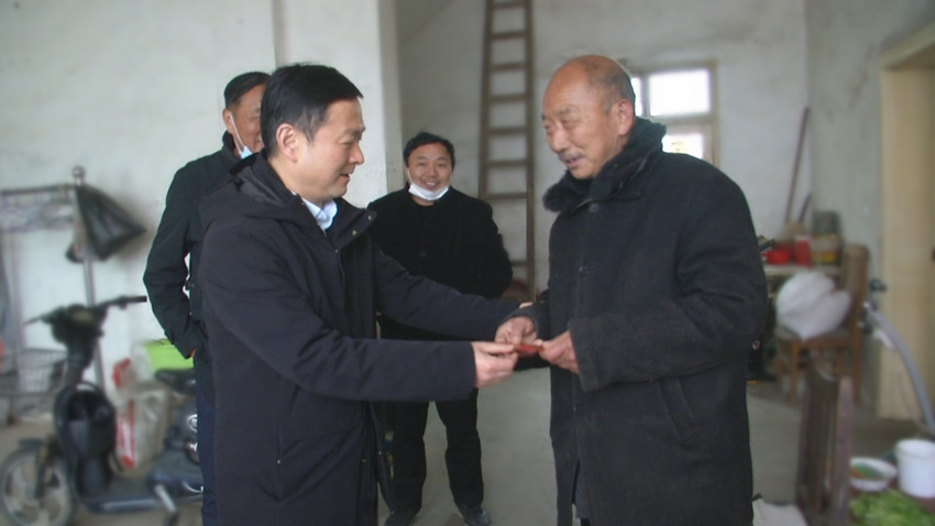 洪長(zhǎng)久慰問.jpg