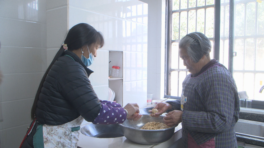 圖為笪老太和兒媳婦制作圓子。.jpg