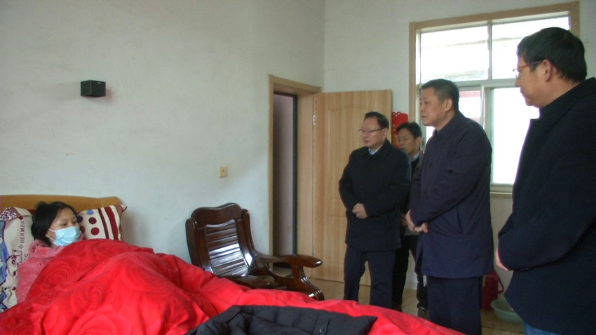 江學(xué)潮 程赟在姜孫家慰問(wèn).jpg