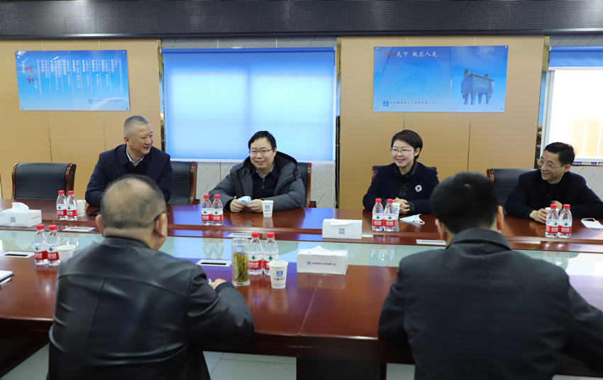慰問桐城國(guó)軒新能源有限公司董事長(zhǎng)江平.jpg