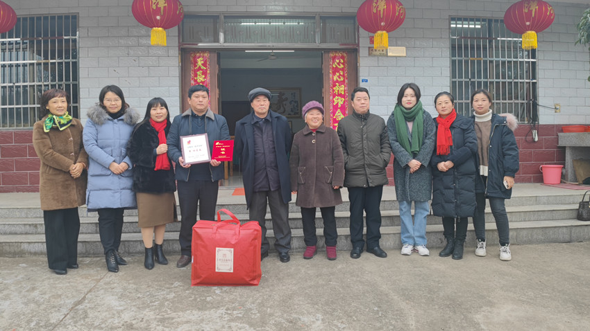 桐城市委宣傳部 市婦聯(lián)聯(lián)合開展迎新春送溫暖慰問活動 (2).jpg