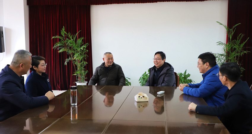 慰問美祥實(shí)業(yè)公司高級(jí)技師汪華北.jpg