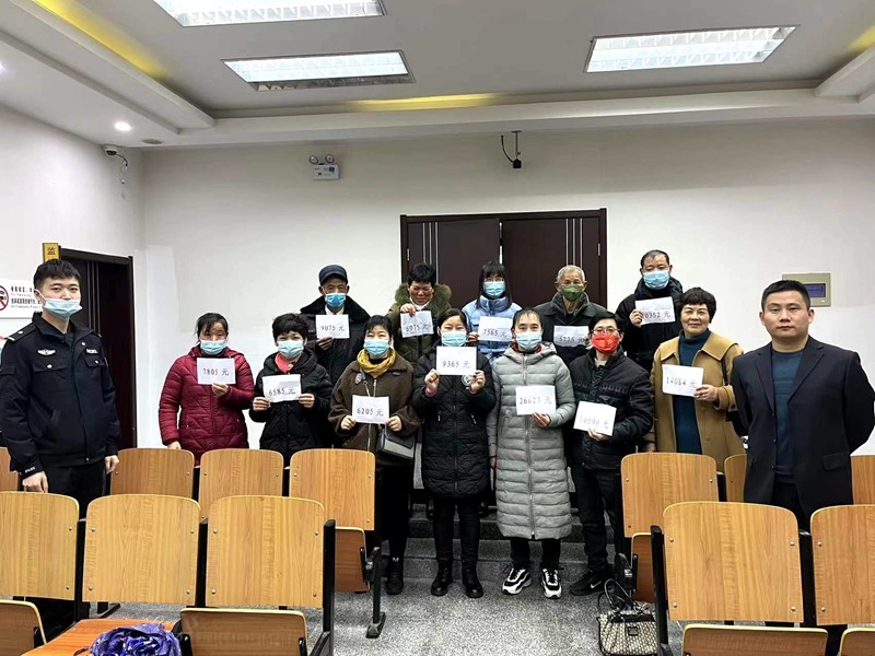 桐城法院：小年發(fā)放工資款 歲末寒冬暖人心.jpg