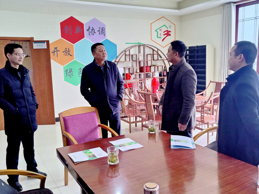 江學(xué)潮慰問專家人才.jpg