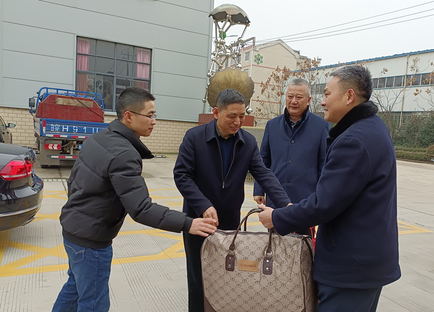 潘利民慰問技術(shù)人才和苦難群眾.jpg