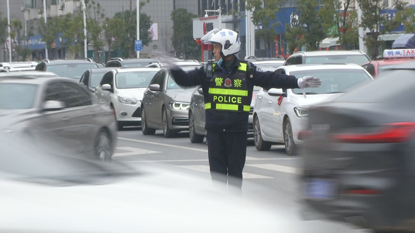 圖為交警在合安路與和平路交叉口處指揮交通(1).jpg