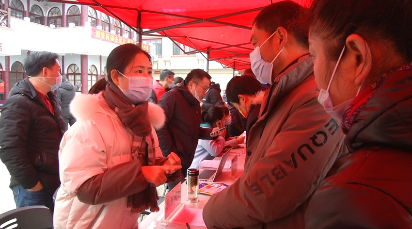 圖為招工企業(yè)向求職者介紹崗位內(nèi)容.jpg