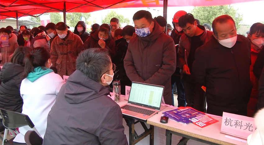 圖為求職者與招工企業(yè)交流.jpg