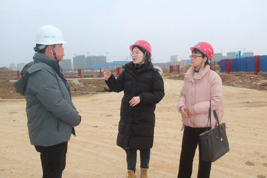 黃金蘭（中）在工地上察看企業(yè)建設(shè)進度.JPG
