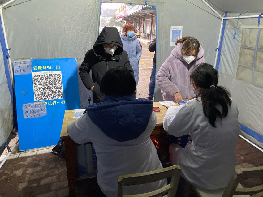 【一改兩為】文昌街道社區(qū)衛(wèi)生服務(wù)中心：為疫苗接種開通“快速通道”2.jpg