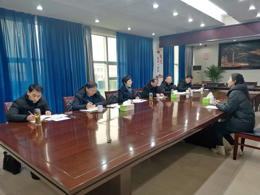 圖為程玉梅與來(lái)訪企業(yè)負(fù)責(zé)人親切交流.jpg