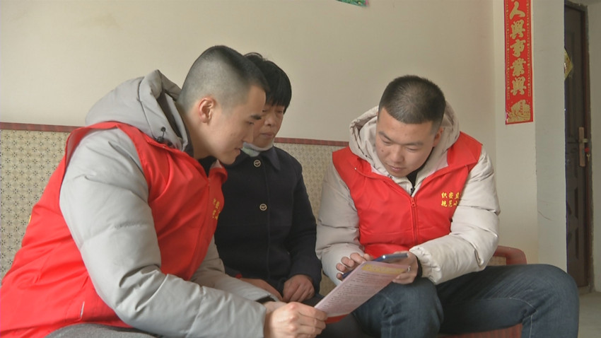 村干部向村民介紹“監(jiān)督一點(diǎn)通”服務(wù)平臺操作方法.jpg