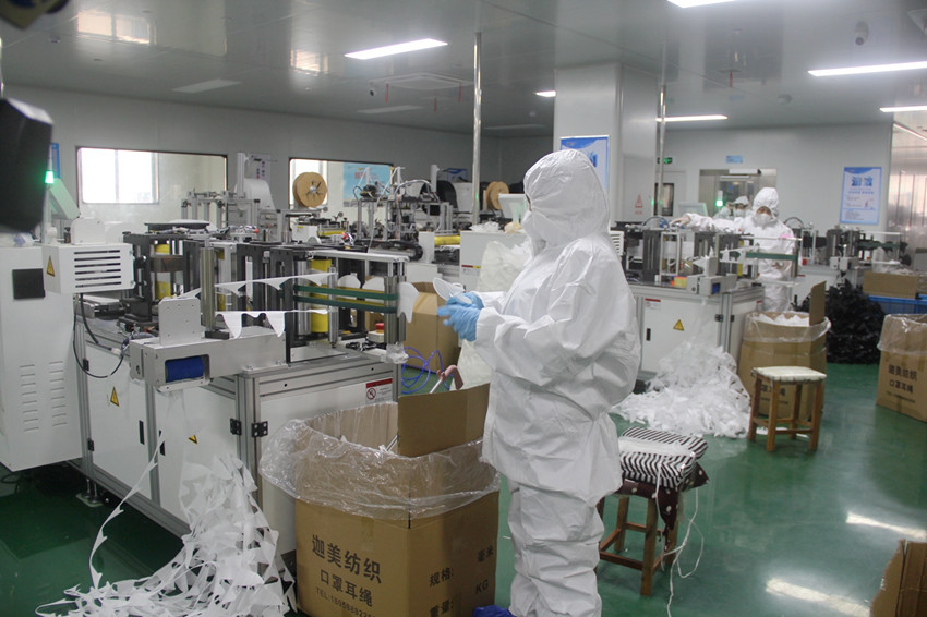 口罩企業(yè)生產(chǎn)車間一瞥.JPG