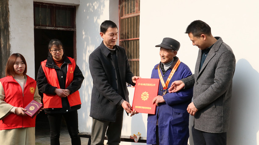 市文化發(fā)展中心上門慰問安徽省道德模范余國云.jpg