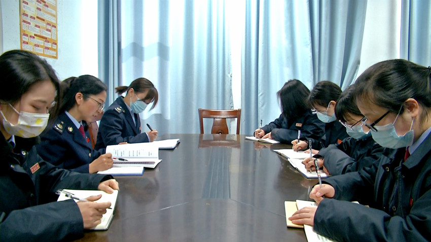 窗口女稅干集中學(xué)習(xí)業(yè)務(wù)知識.jpg