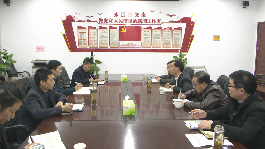 圖為與會(huì)人員探討交流。.jpg