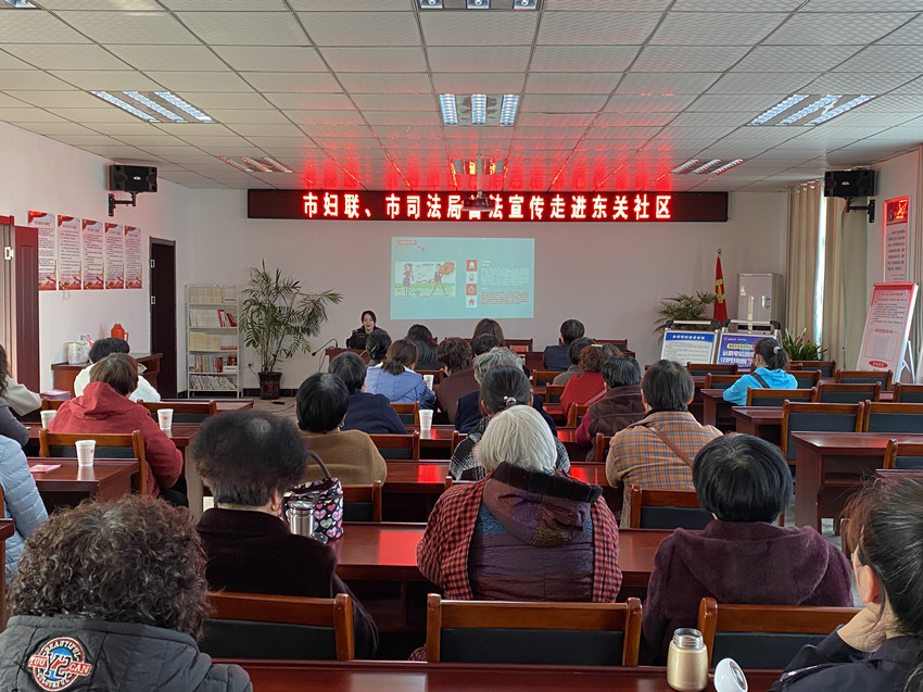 市婦聯(lián)、市司法局、市公安局普法宣傳走進(jìn)東關(guān)社區(qū)、同安小學(xué).jpg