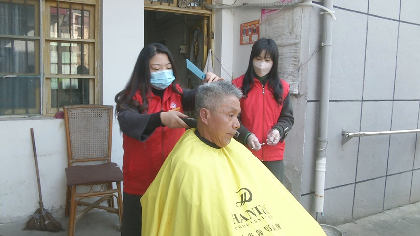 /uploads/image/2022/03/04/faef05494e2f6e74c93224dde4701a65.jpg 圖為志愿者為老人理發(fā)現(xiàn)場(chǎng)2.jpg
