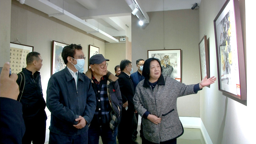 圖為各方領導和嘉賓在觀看書畫展.jpg