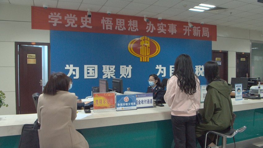 圖為市民在服務(wù)窗口辦理業(yè)務(wù)。.jpg