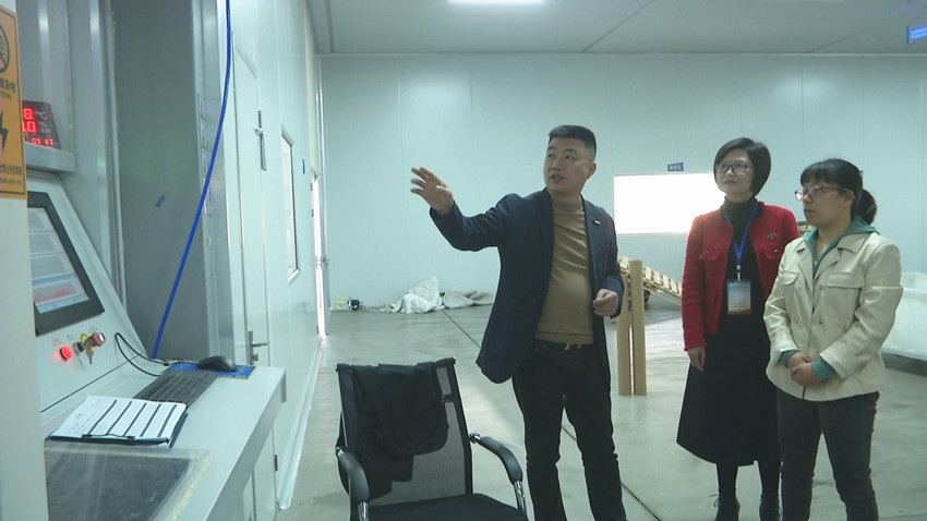 圖為文昌街道辦事工作人員在蔚藍(lán)公司走訪2.jpg
