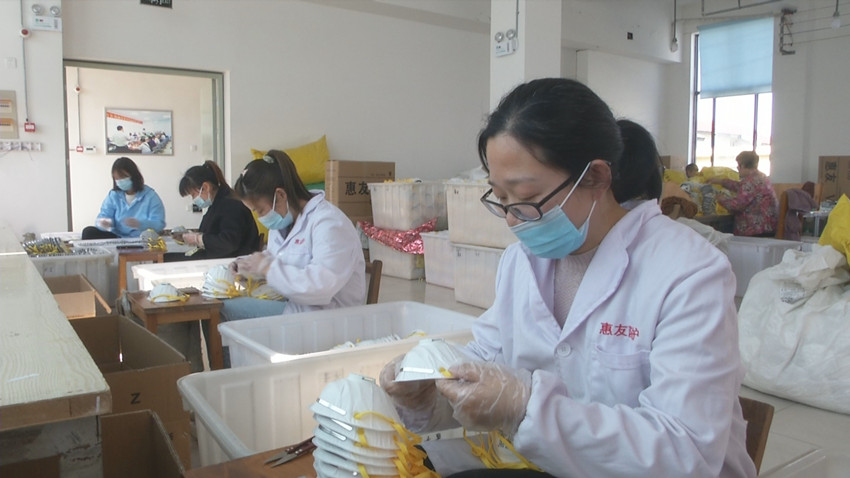 圖惠友公司檢驗(yàn)人員在檢驗(yàn)口罩.jpg