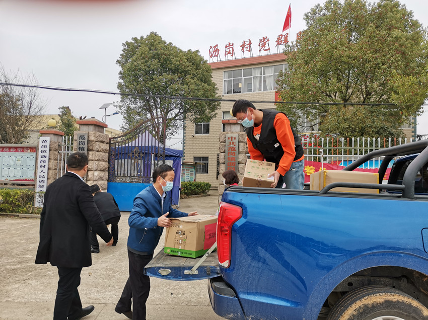 圖為范崗鎮(zhèn)物資捐贈現(xiàn)場3.jpg