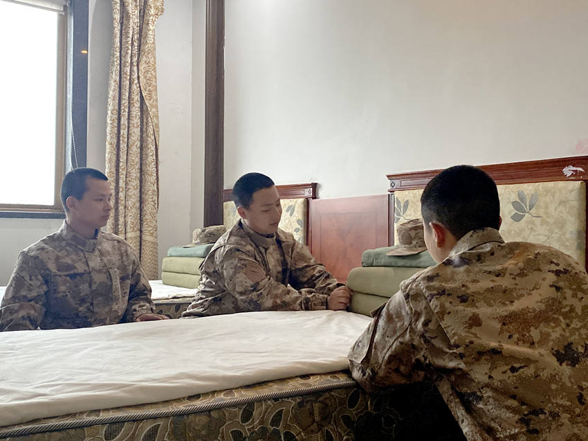詹先林向“準新兵們”傳授經(jīng)驗（圖中為詹先林）.jpg