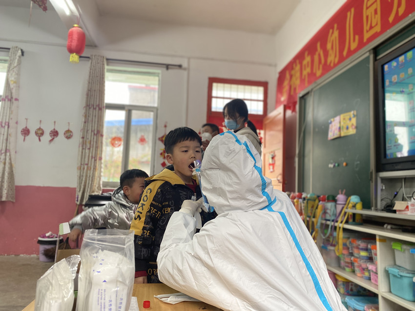 金神鎮(zhèn)：核酸檢測(cè)進(jìn)校園<div   id=