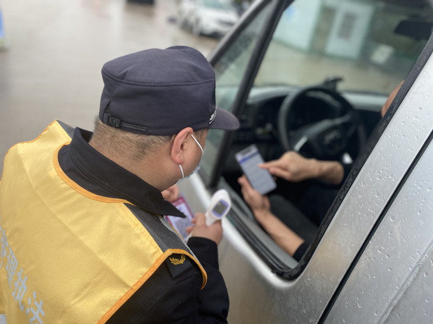 桐城：嚴(yán)守公路卡口 筑牢疫情防線3.jpg