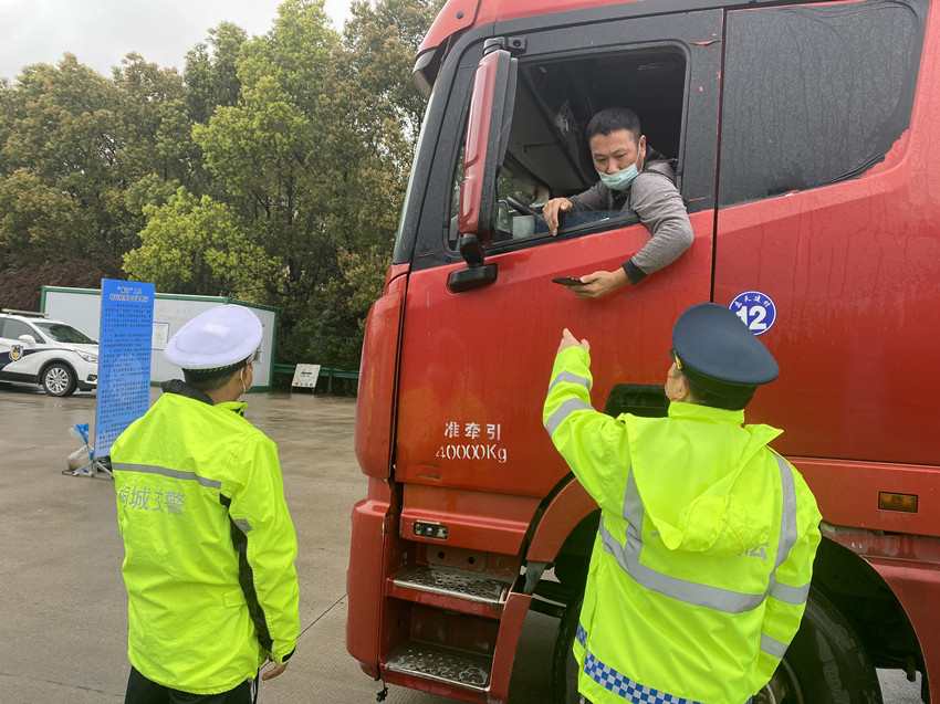 桐城：嚴(yán)守公路卡口 筑牢疫情防線.jpg