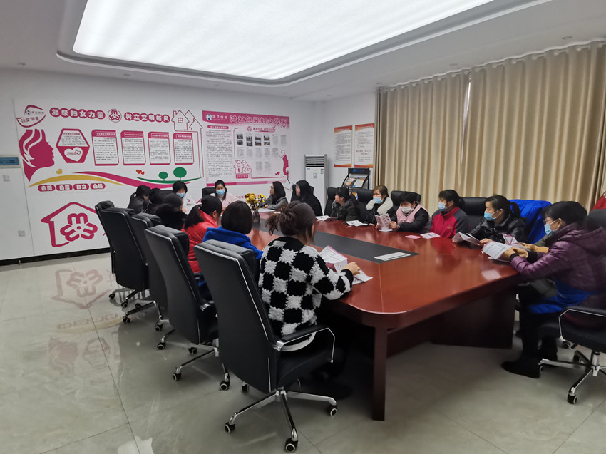 市婦幼保健院的醫(yī)護人員在桐城市鴻江包裝有限公司“婦女微家” 給企業(yè)女職工講解“兩癌”篩查和產(chǎn)后功能康復的知識2.jpg