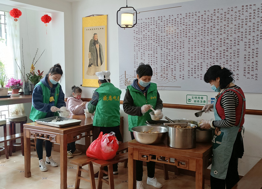 超暖心！桐城一愛心餐館為抗疫一線工作者免費(fèi)送餐.jpg
