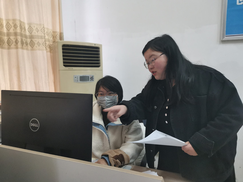圖為市婦聯(lián)會在鴻潤集團指導“婦女微家”創(chuàng)建工作.jpg
