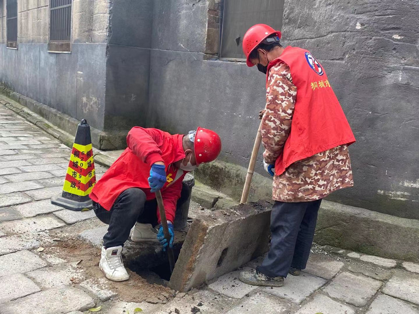 桐城市政公司：雨水管網(wǎng)清淤疏通 確保汛期排水通暢2.jpg