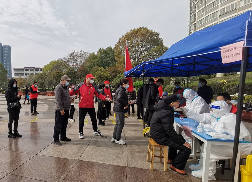 圖為疏毅在盛唐廣場核酸檢測點引導(dǎo)群眾.jpg
