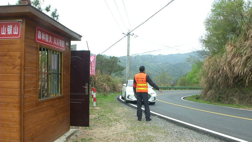 圖為黃埔村生態(tài)護(hù)林員在卡口檢查過(guò)往車(chē)輛.jpg